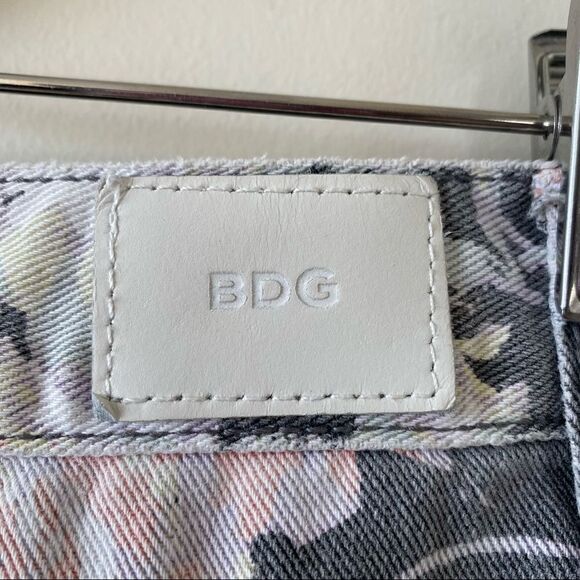 Bdg-Mom Dark Floral High Rise Jeans (Size:24) - Picture 12 of 13